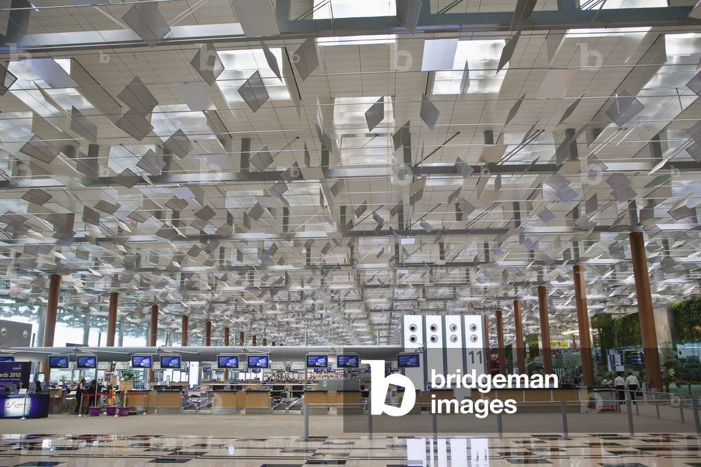 Interior of an airport terminal, Singapore (photo)