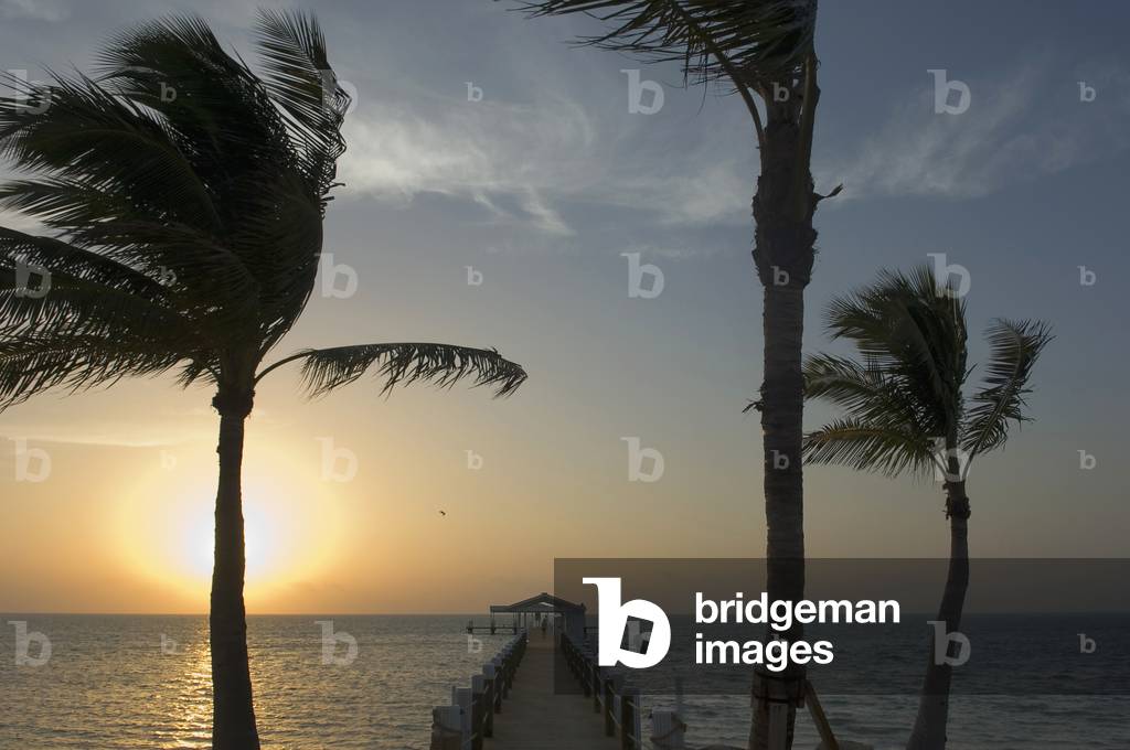 USA, Florida, Florida Keys, Sunrise over pier and boat dock at luxurious Cheeca Lodge, Islamorada (photo)