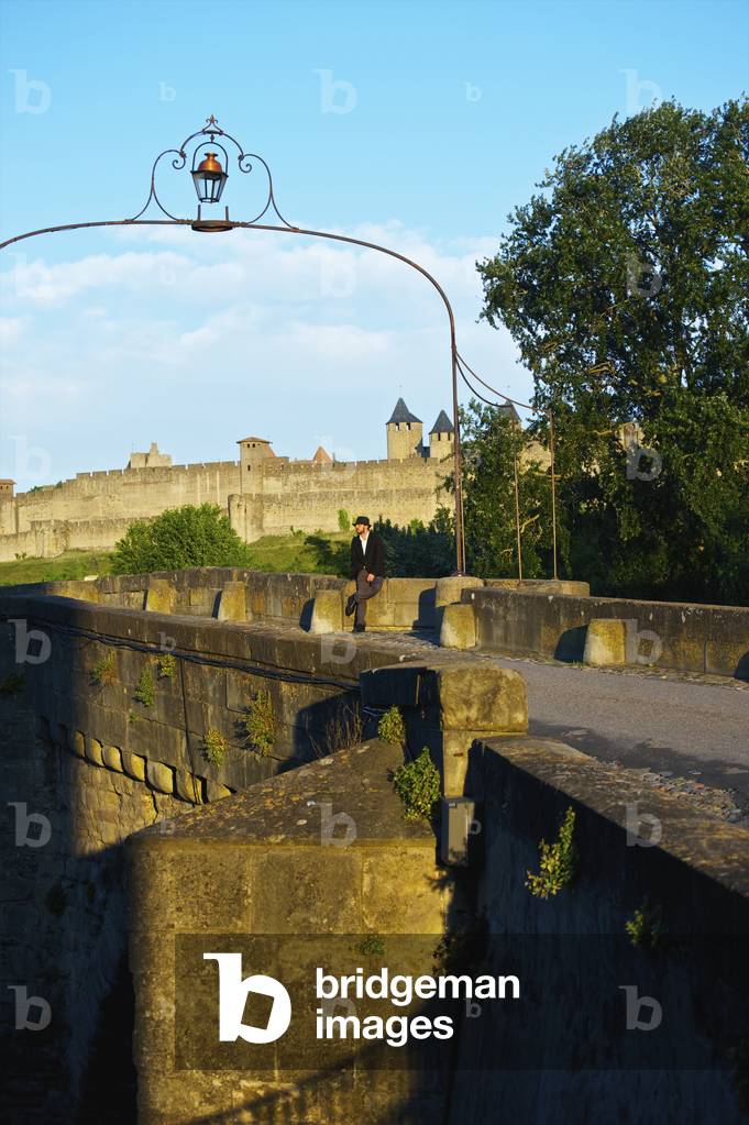An ornate archway over a road, Cite, France (photo)