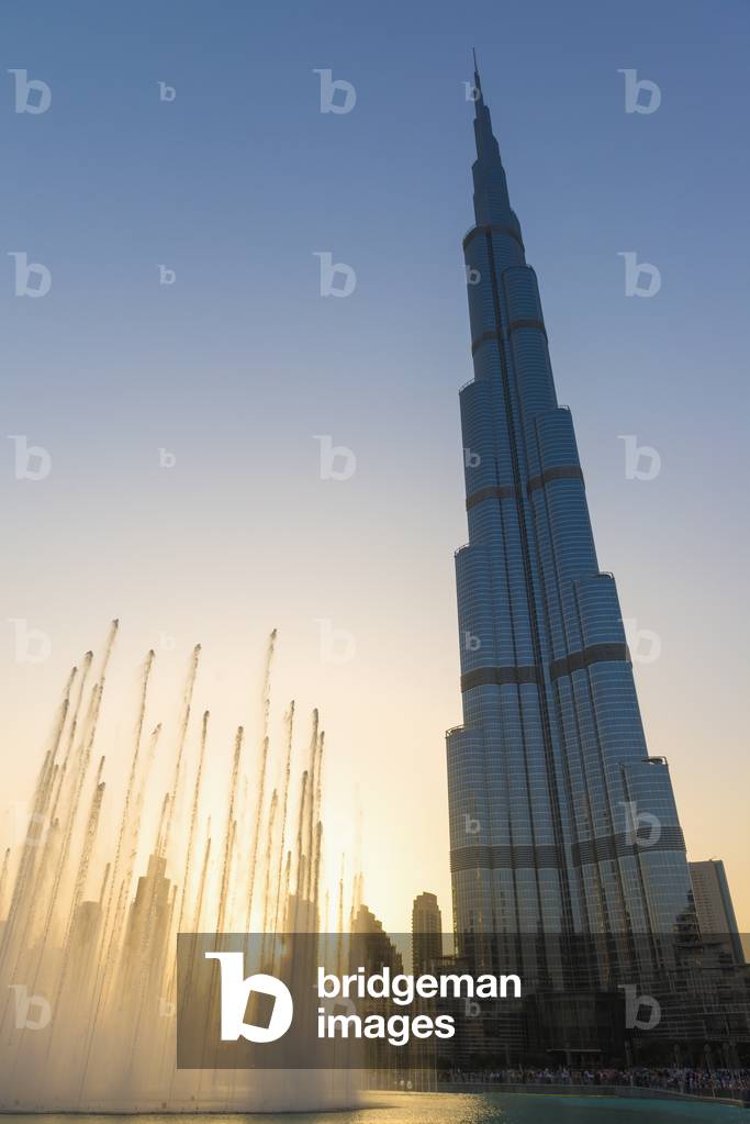 Fountain display in front of the Burj Khalifa at sunset, Dubai, United Arab Emirates (photo)