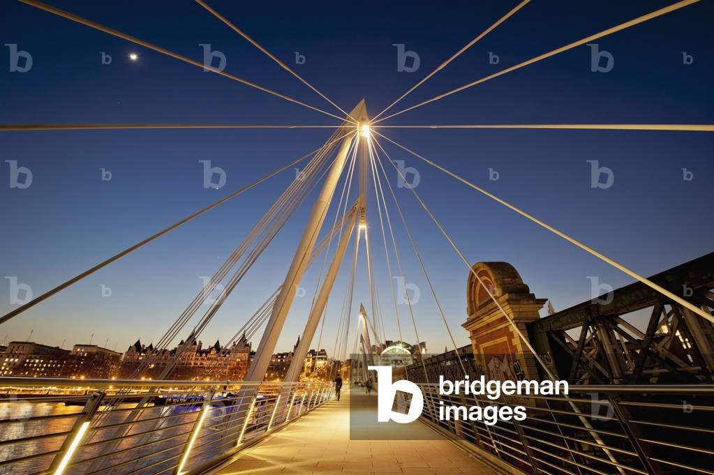 UK, England, UK , Pedestrian bridge in Southwark at night, London (photo)