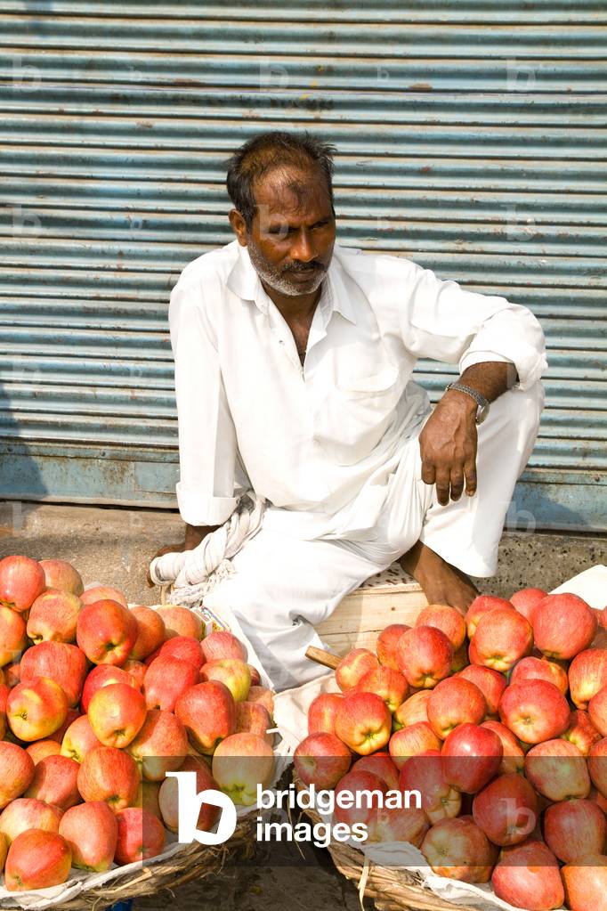 Market with Locals Selling Fruit and Vegetables, Daryagani, Delhi, India (photo)