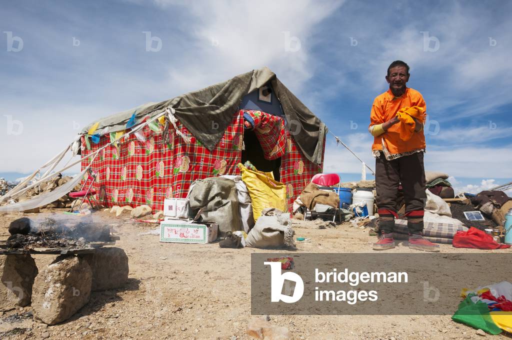 A nomad tent and nomad, Tibetan Friendship Highway, Tibet, China (photo)