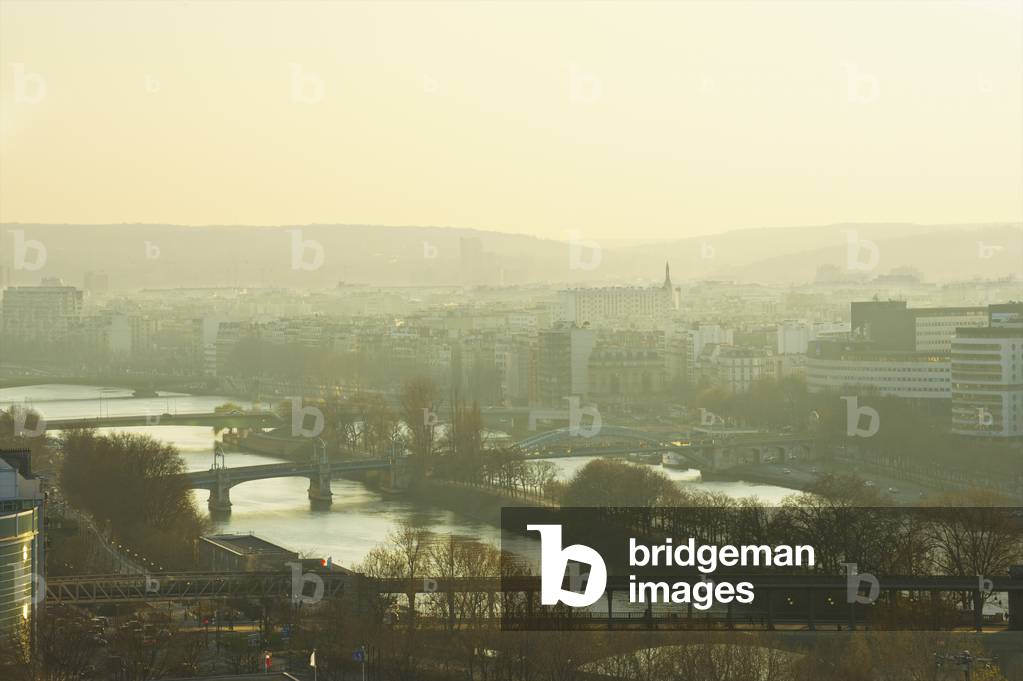 Bridges crossing the Seine river at sunrise, Paris, France (photo)
