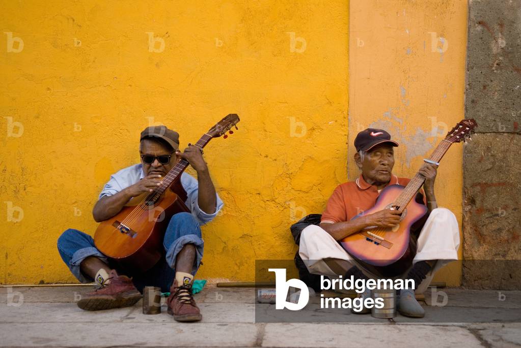 Buskers Playing Guitar, Mexico (photo)