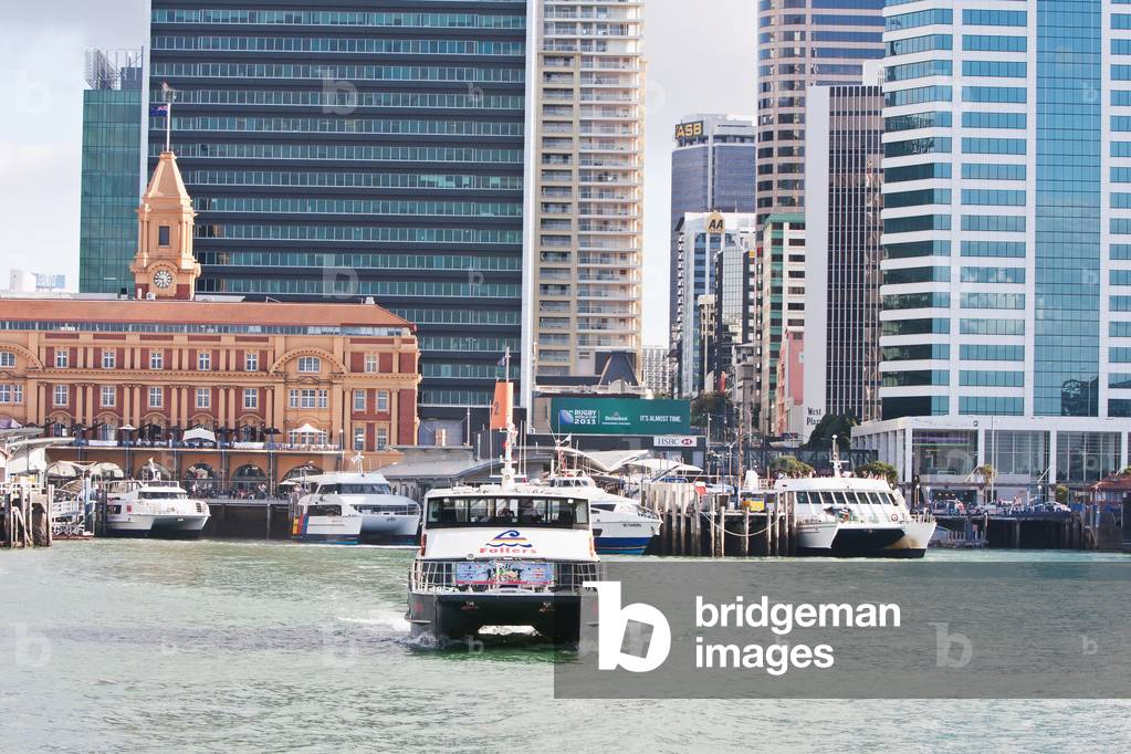 Tourboat on Water in City, New Zealand (photo)