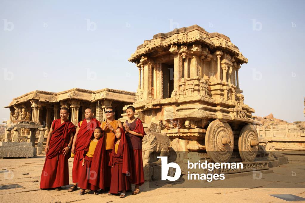 Golden chariot at Vittala Temple, Hampi, Karnataka, India (photo)