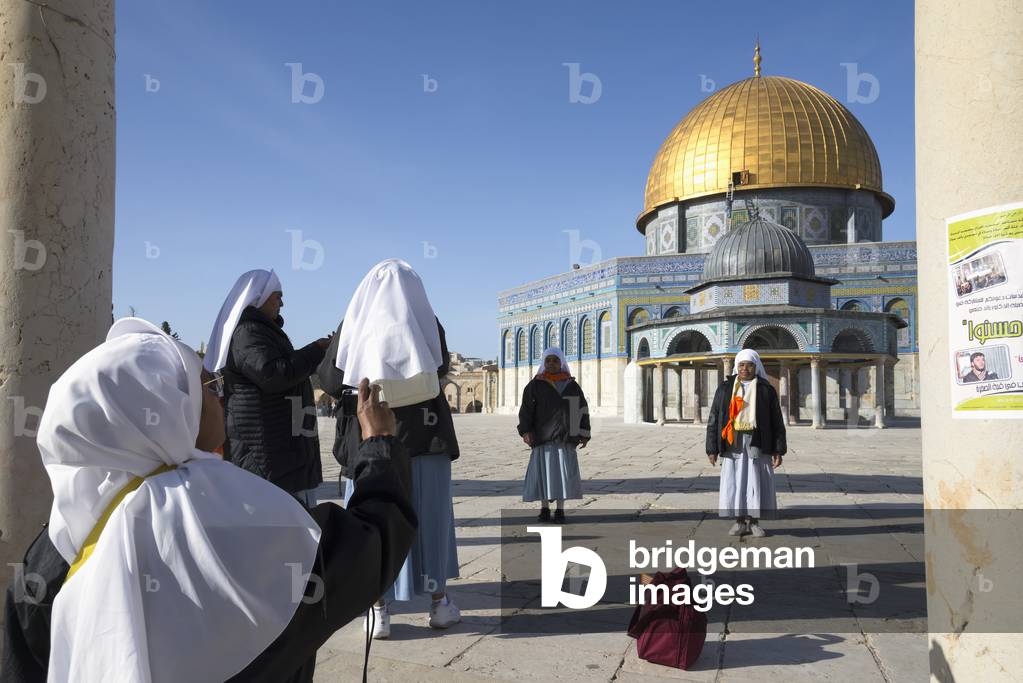 Israel, Jerusalem Old City, Pilgrims near Dome of Rock, Jerusalem (photo)