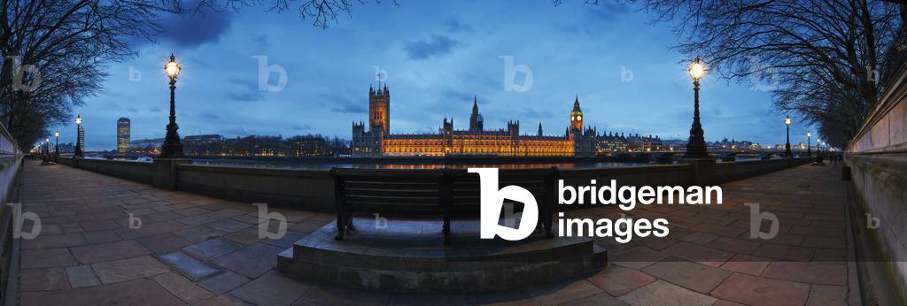 UK, Panoramic view of bench overlooking Houses of Parliament on River Thames at dusk, London (photo)