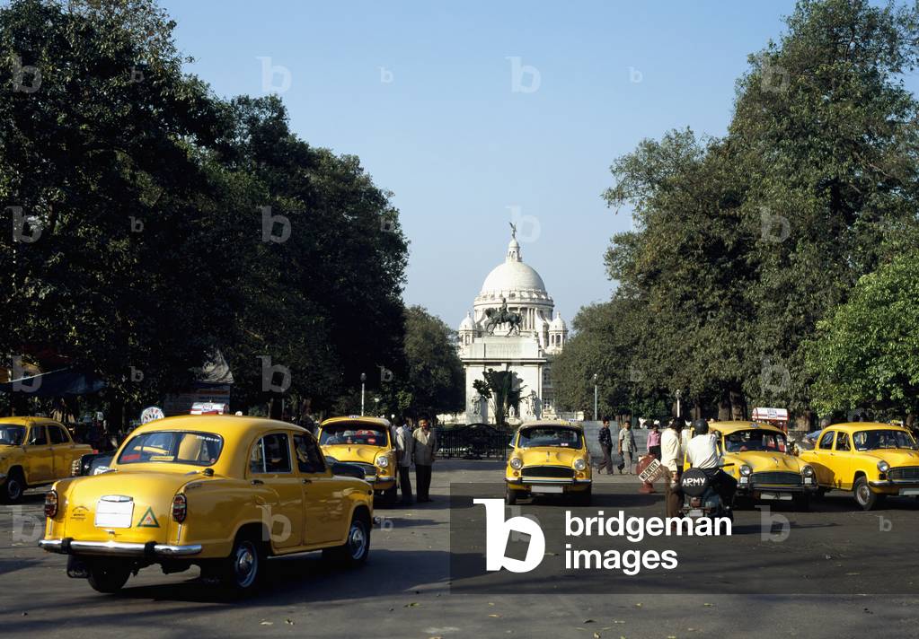 Taxis and Victoria Memorial, Calcutta, India (photo)