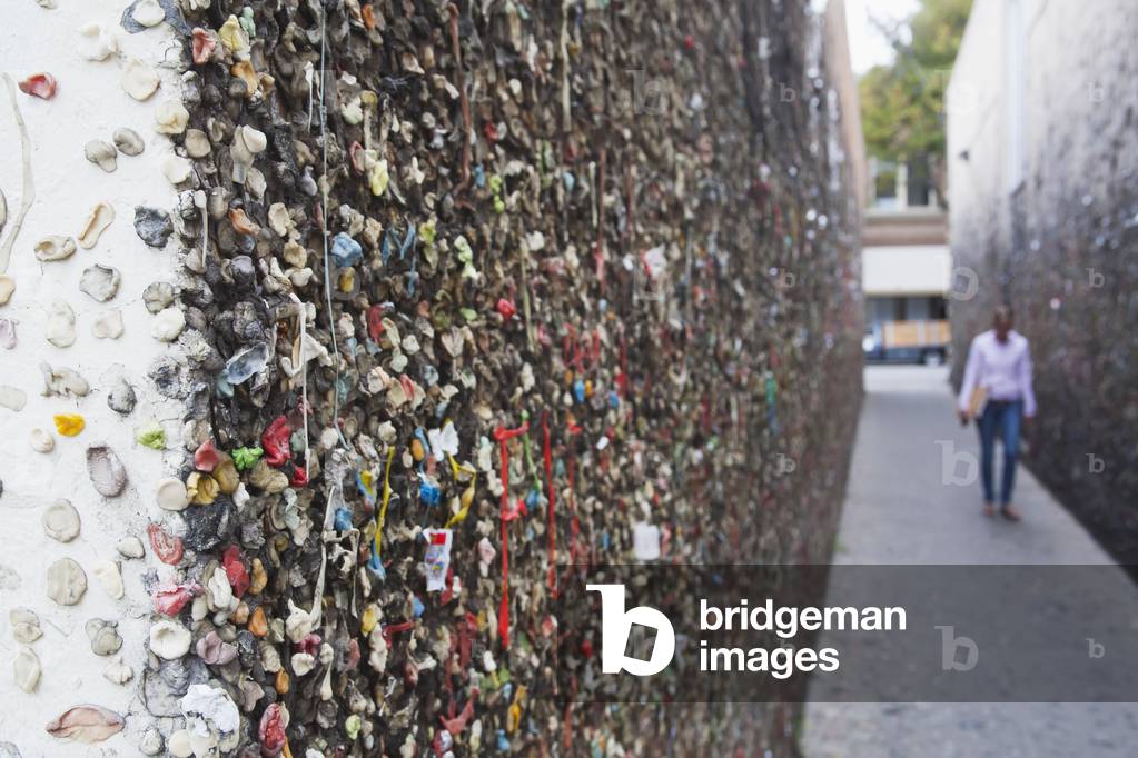 A path between walls covered in chewing gum, California, USA (photo)