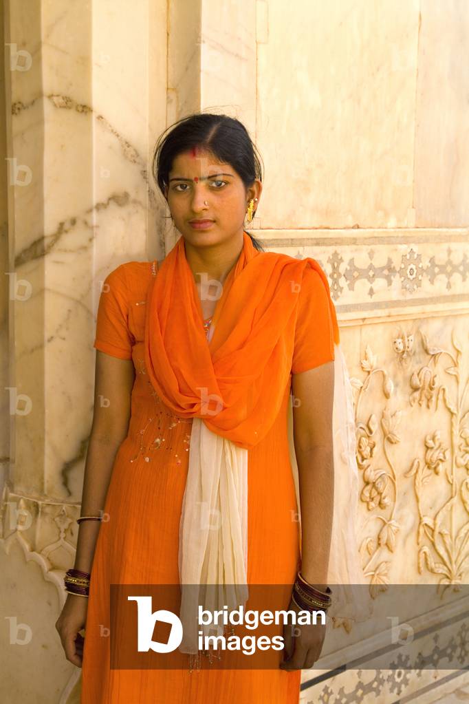 Amber Fort Temple, Woman in colourful Sari, Jaipur, Rajasthan, India (photo)
