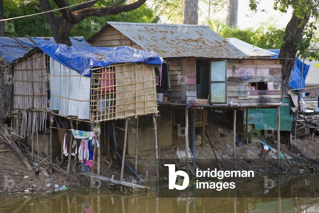 Houses on a River in Cambodia (photo)
