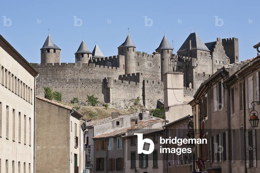 Castle and ramparts of the double-walled castle with modern residential buildings in the foreground, Carcassonne, Languedoc-Rousillion, France (photo)