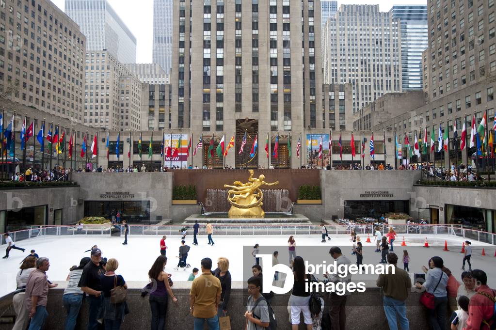People Ice Skating in the Rockefeller Center Ice Rink, Midtown Manhattan, New York, USA (photo)