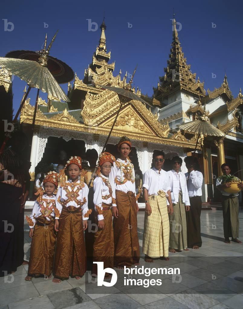 Family Offerings, Shwedagon Yangon (Rangoon), Myanmar (photo)