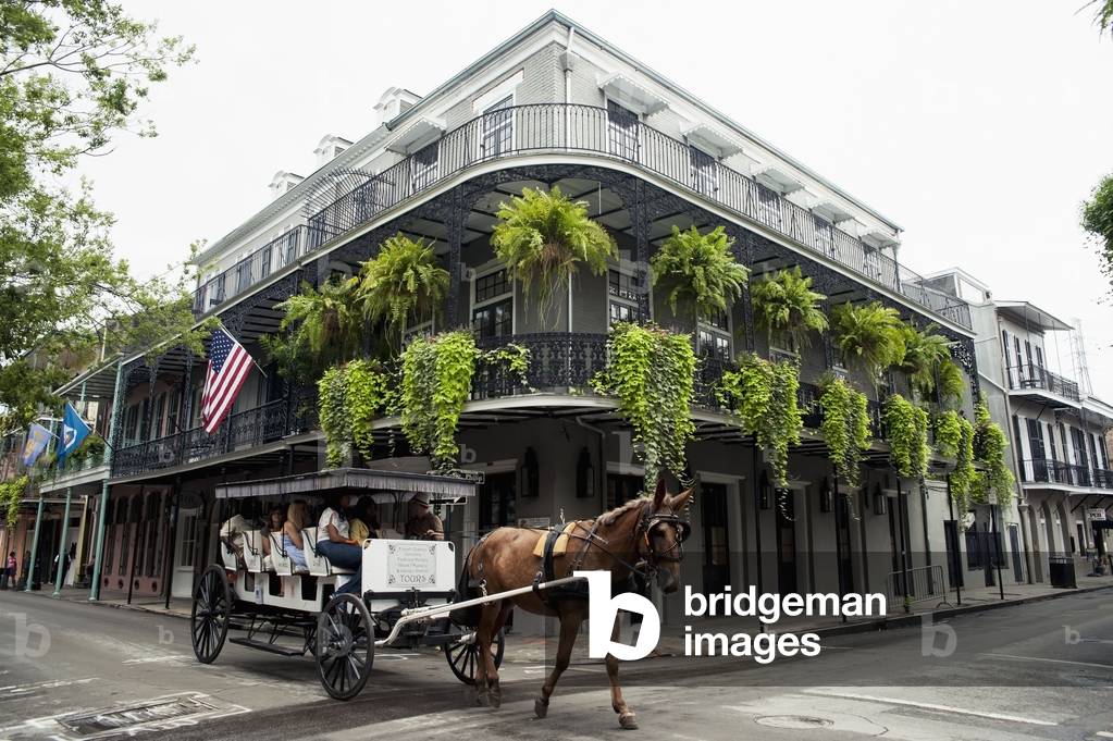 USA, Louisiana, French Quarter, New Orleans, Tourist in horse carriage (photo)