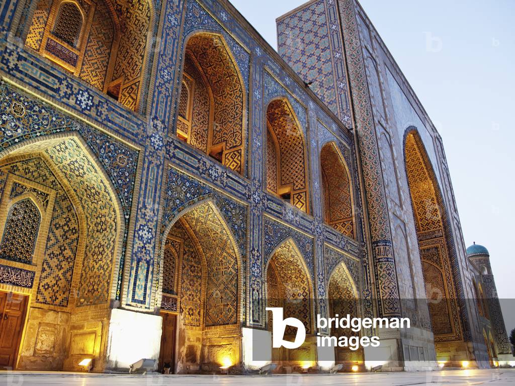 Facade of Tillya Kari Madrassah at dusk, Registan Square, Samarkand, Uzbekistan (photo)