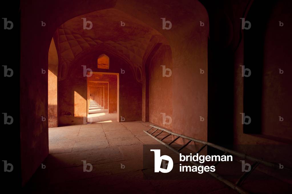 Corridor of red sandstone in buildings beside the Taj Mahal, Agra, India (photo)