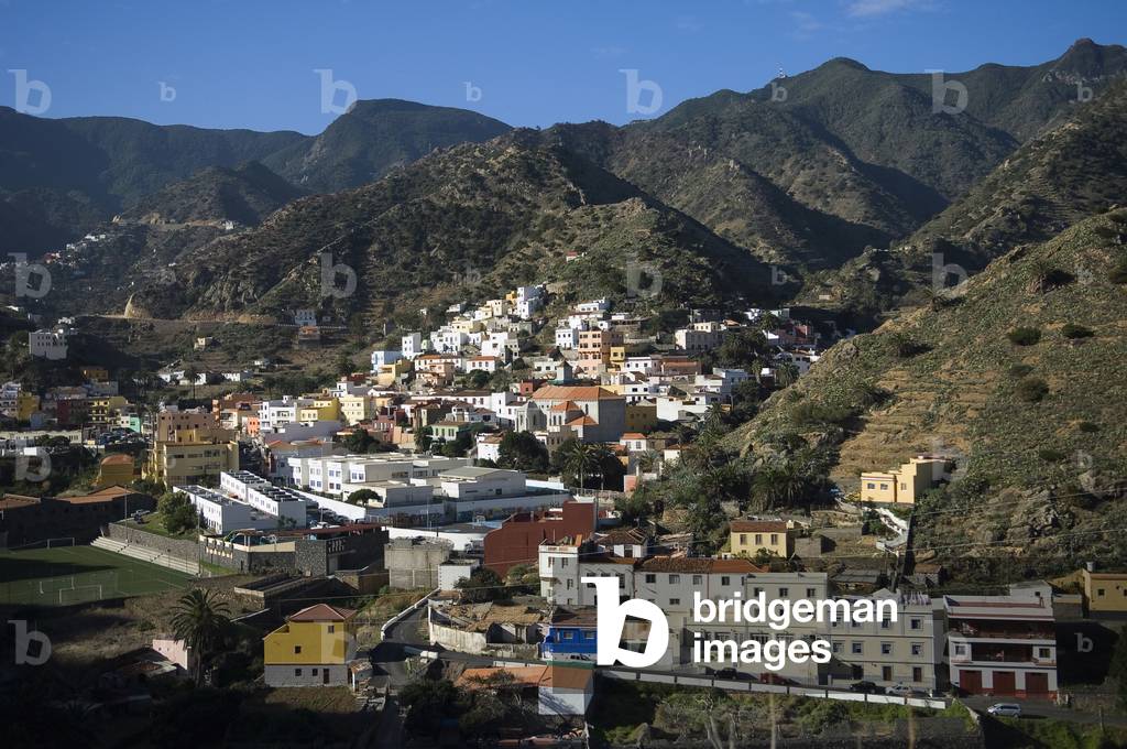 Spain, Canary Islands, Island of La Gomera, View of town, Vallehermoso (photo)