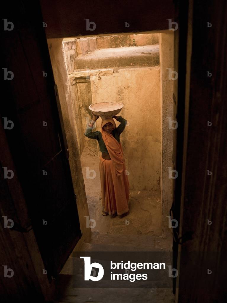 Portrait of Woman carrying Bowl on Top of her Head, Amber Fort, Jaipur, India (photo)
