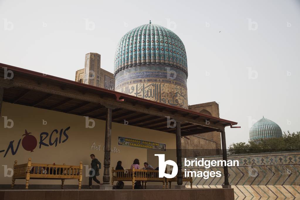 Alfresco dining in local restaurant beside Bibi Khanum mosque, Samarkand, Uzbekistan (photo)