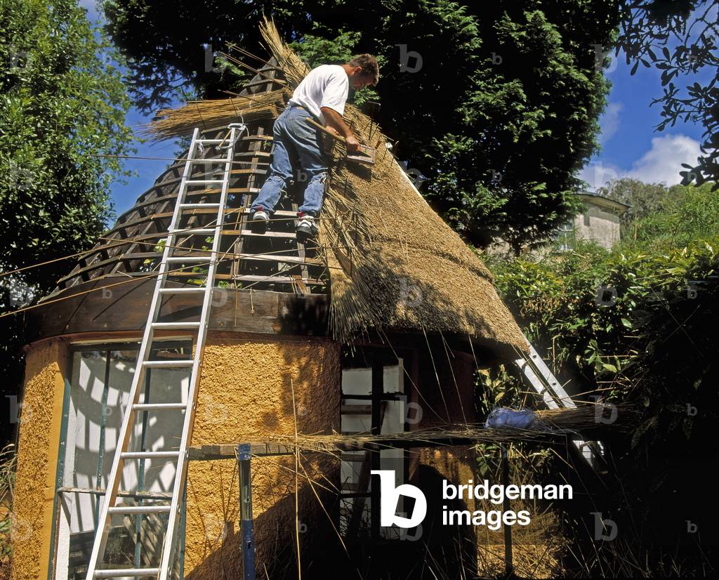 Thatching A Summer House, Creagh, Skibbereen, Co Cork, Ireland (photo)