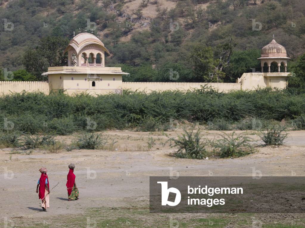 Women walking Past an Traditionally Styled Wall, Jaipur, India (photo)