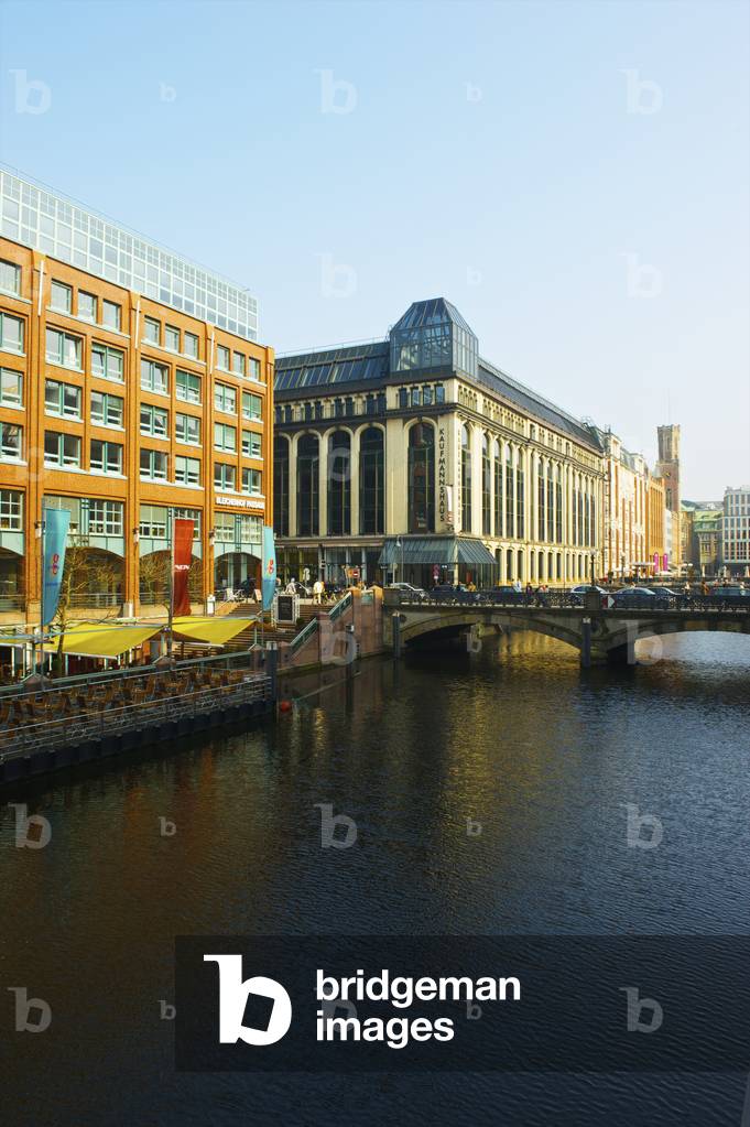 A road bridge crossing the river and buildings along the river, Hamburg, Germany (photo)