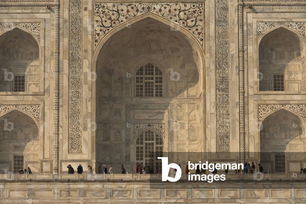 Colourfully dressed Indian tourists going around the Taj Mahal, Agra, India (photo)