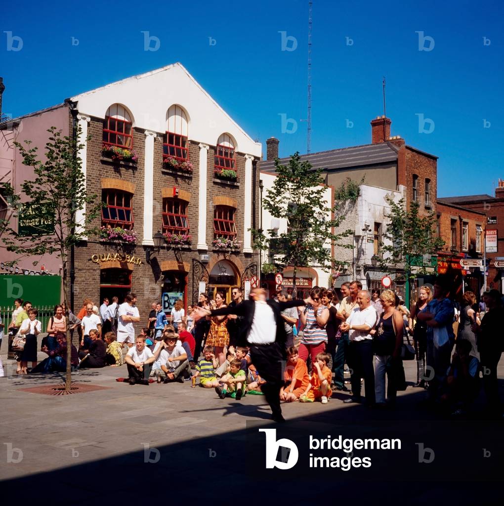 Dublin, Co Dublin, Ireland, Guinness Blues Festival Street Theatre In Temple Bar (photo)