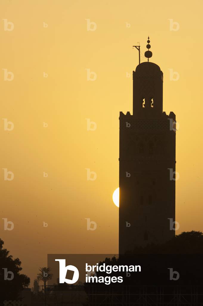 Morocco, Sun setting behind minaret of Koutoubia mosque, Marrakesh (photo)