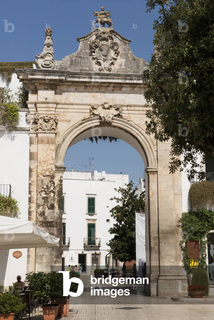 Main gate leading to the old town of Martina Franca with traditional Puglian architecture, Martina Franca, Puglia, Italy (photo)