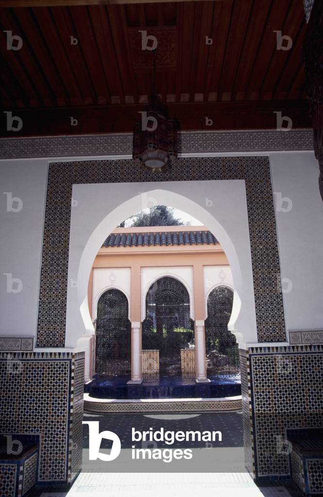 Entrance to Mamonia Hotel (photo)