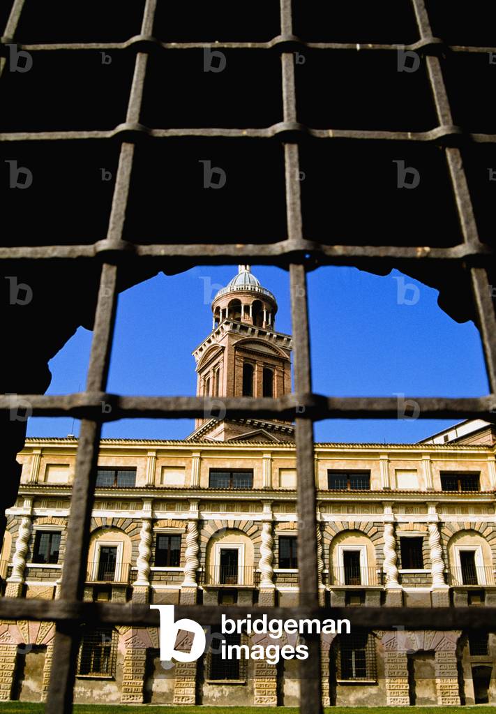 View of Cortile Della Cavallerizza through iron bars, Palazzo Ducale, Mantona, Italy (photo)