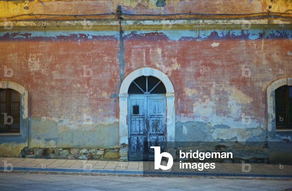 A old building with arched doorway and window, Sardinia, Italy (photo)