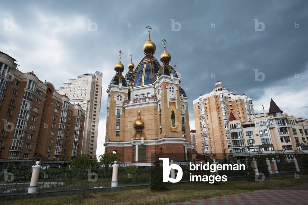 Church with ornate rooftop surrounded by residential buildings, Kiev, UK raine (photo)