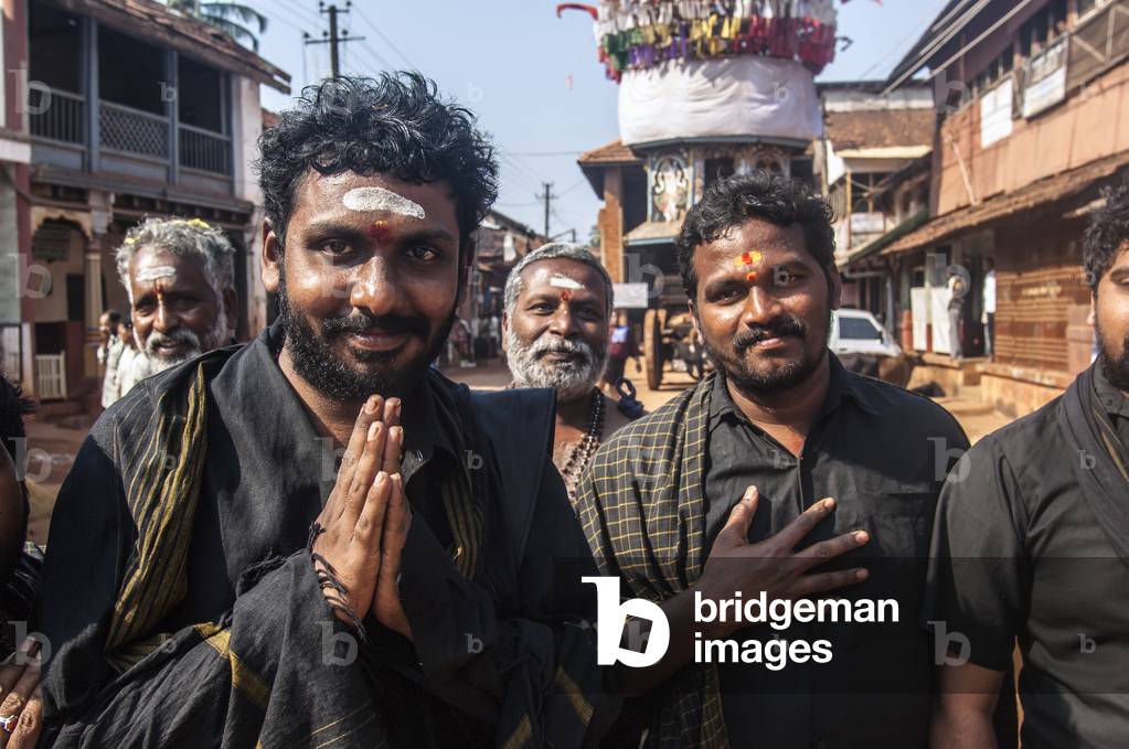 India, Karnataka, Group of Pilgrims at Street, Gokarna (photo)