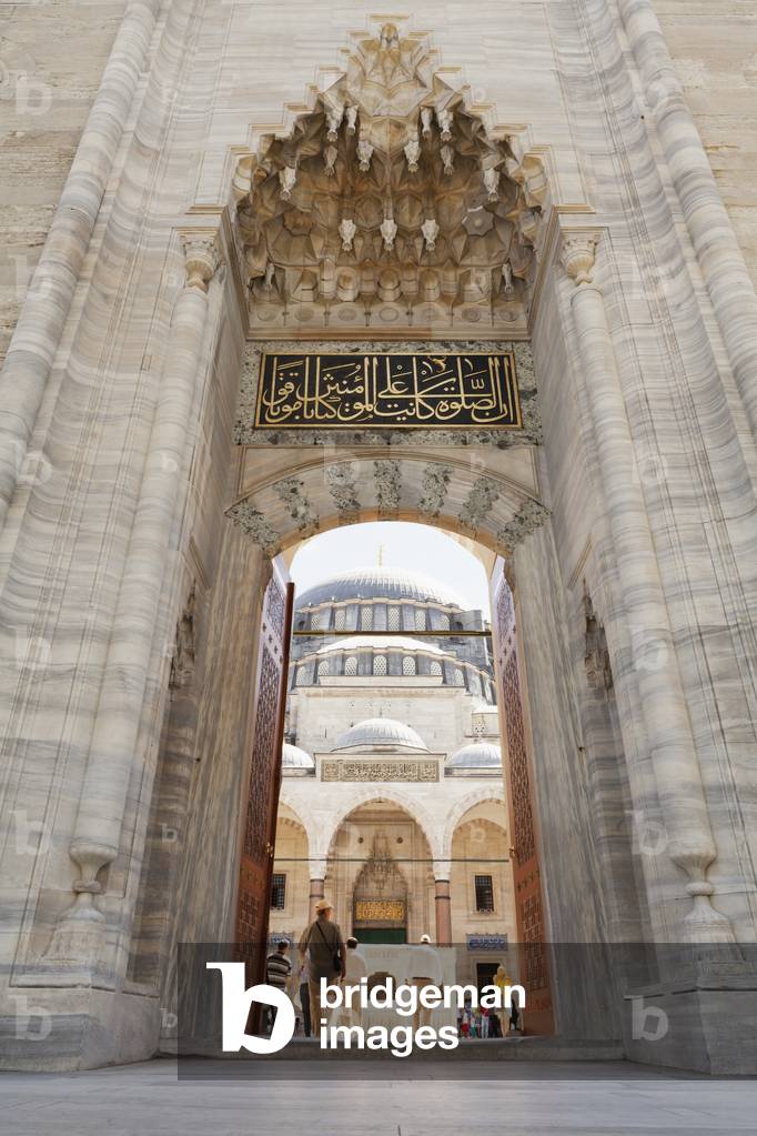 The entrance of Suleymaniye Mosque, Istanbul, Turkey (photo)