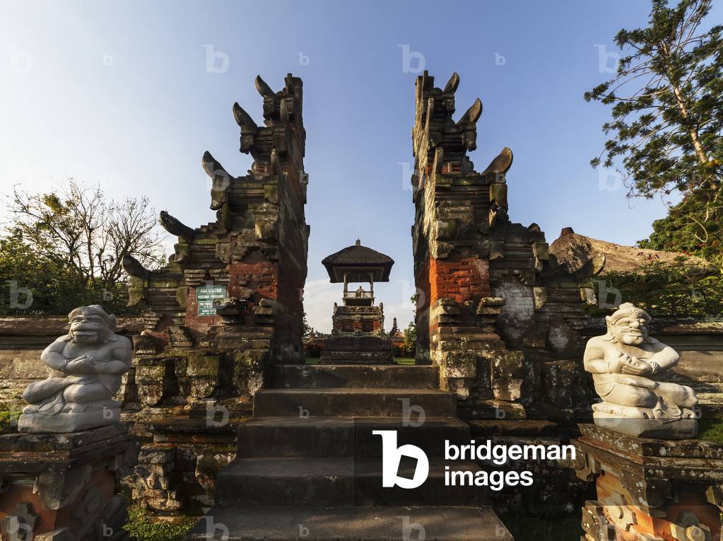 Split gate (candi bentar) of the Royal Water Temple Pura Taman Ayun, Mengwi, Bali, Indonesia (photo)