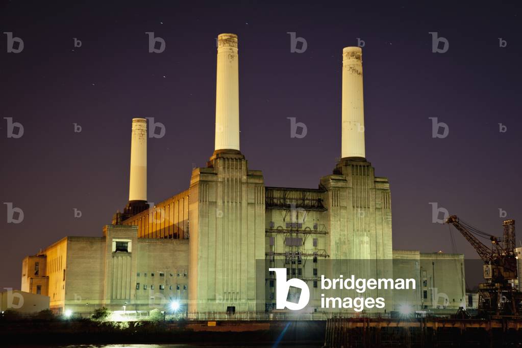 UK, England, UK , Battersea Power Station at night, London (photo)