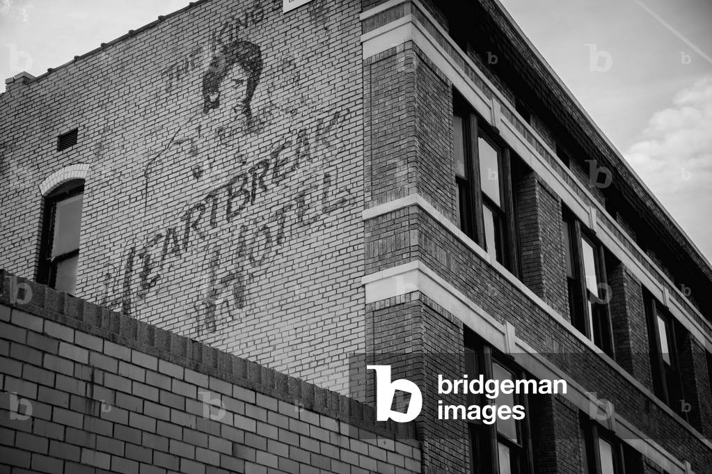 USA, Tennessee, Heartbreak Hotel facade, Memphis (photo)