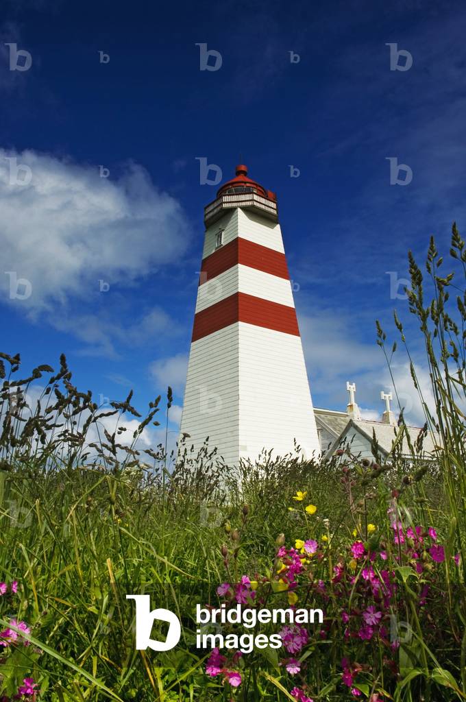 Norway, Moere og Romsdal, Low angle view of Alnes lighthouse near Alesund, Godoy Island (photo)