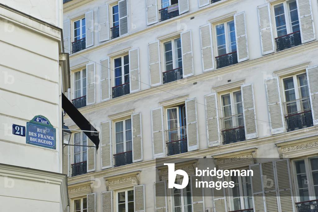 The ornate facade of a residential building, Marais district, Paris, Grance (photo)