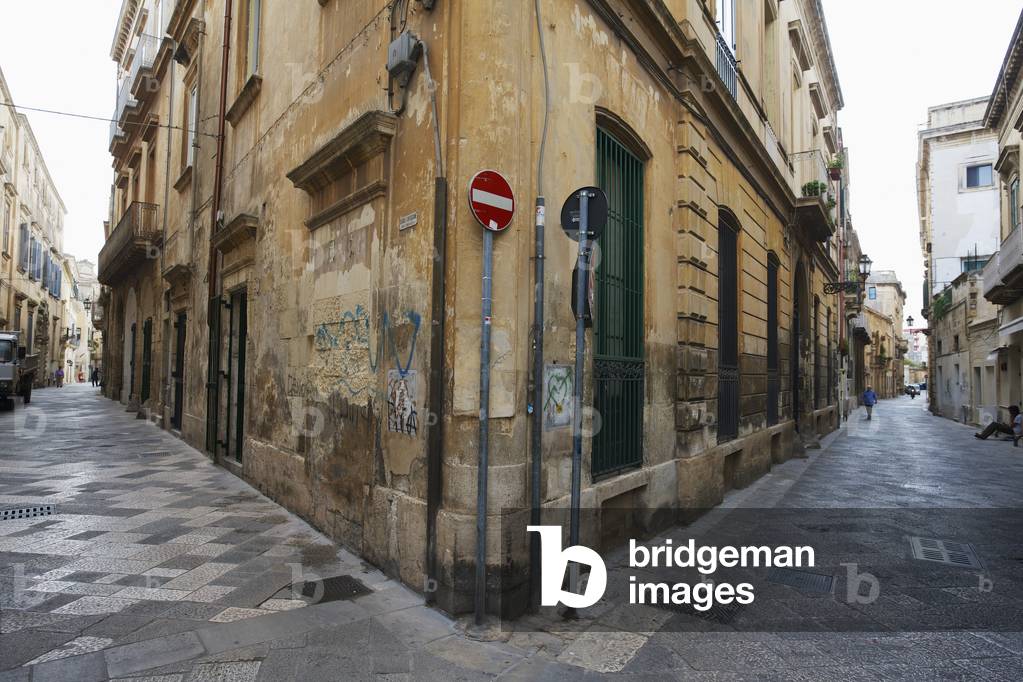 A street scene in the old quarter of Lecce, Salento, Italy (photo)
