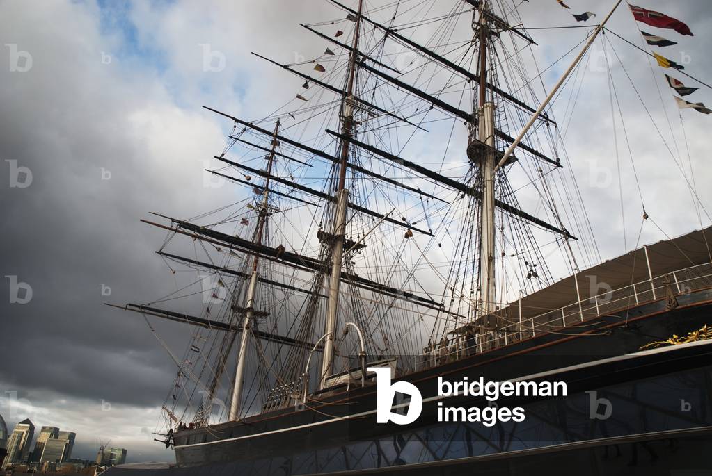 British clipper ship with the city of London in the background, London, England, UK  (photo)