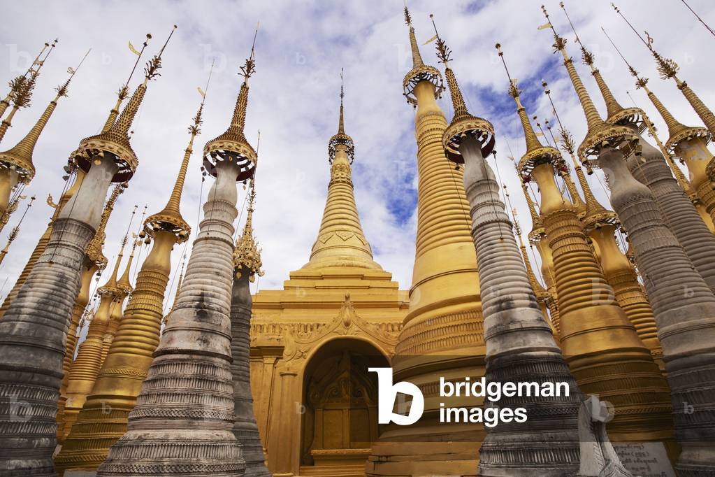 Ruined pagodas at Shwe Inn Thein Paya above Inthein on Inle Lake, Myanmar (photo)