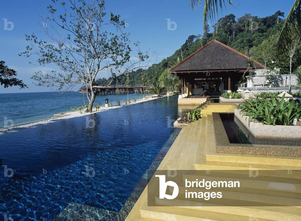 Pool  and Sea. (photo)