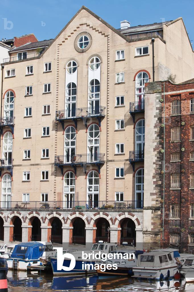 Facade of Warehouses and Modern Flats Along Riverside, Bristol, England, UK  (photo)