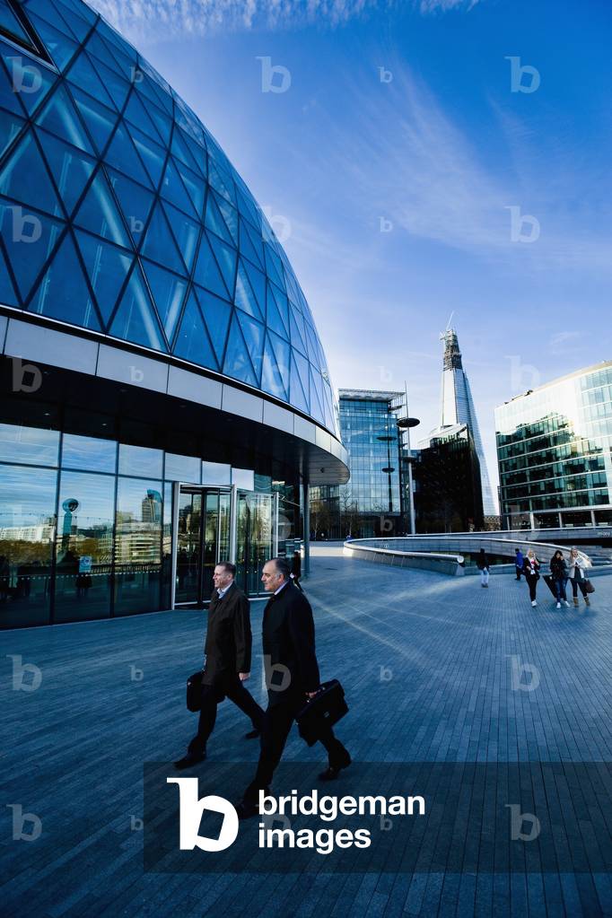 Businessmen walk outside famous London landmarks, London, England (photo)
